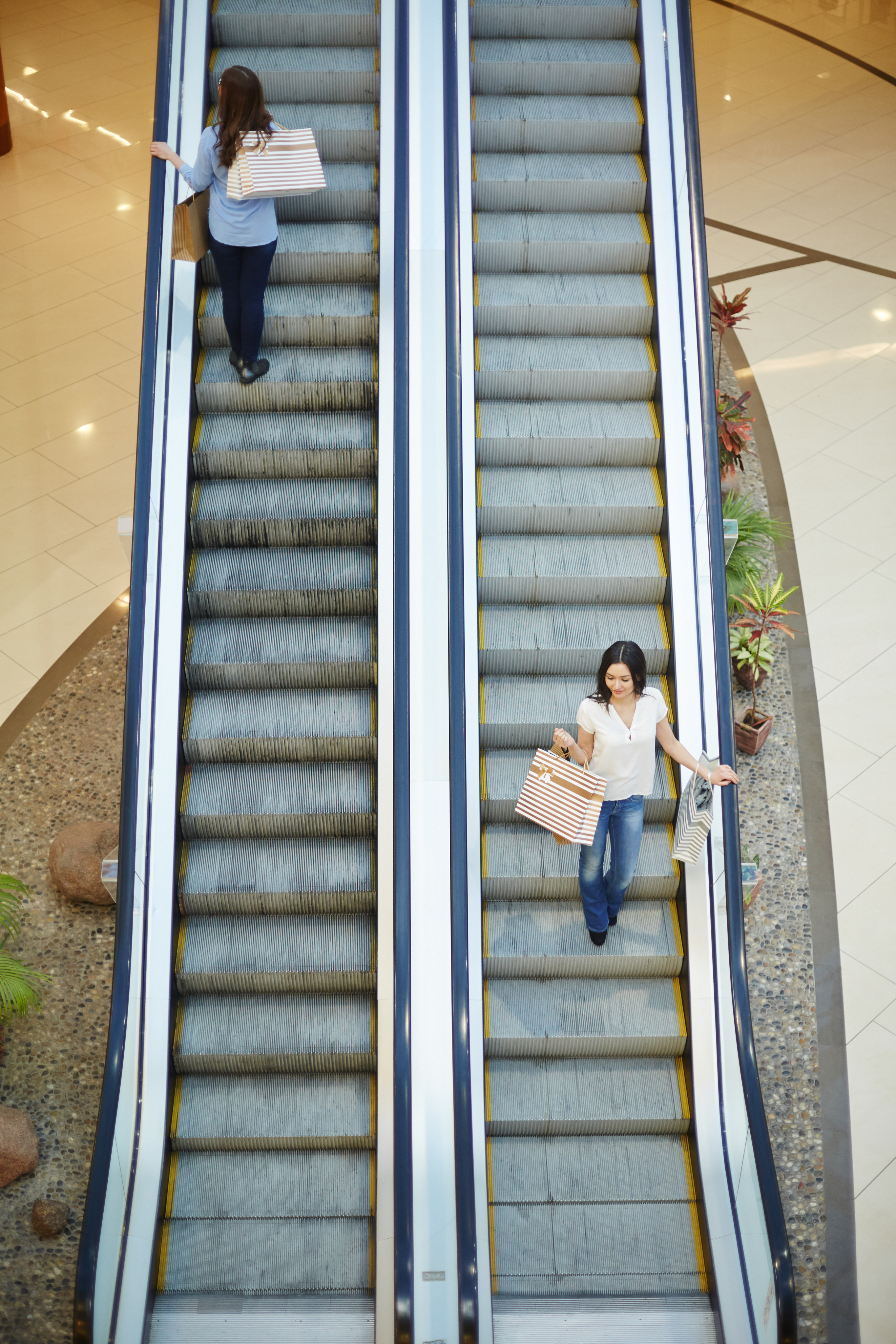 Escalera eléctrica en centro comercial